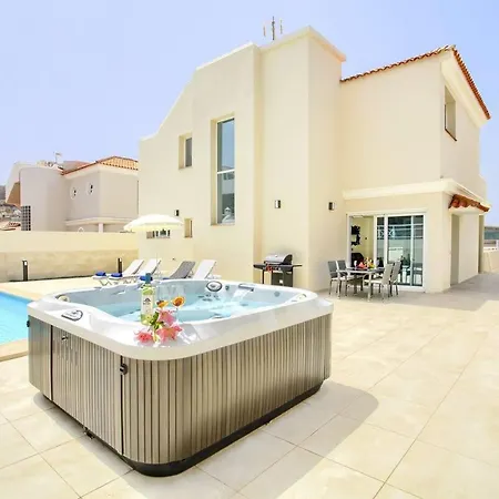 De Luxe Paramount Con Piscina & Jacuzzi En Dom wakacyjny *